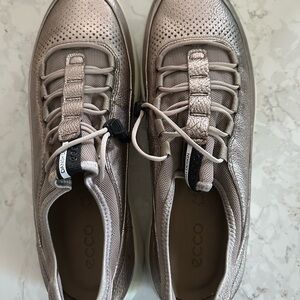 NWOT Ecco Women’s casual metallic shoes with easy elastic ties Size-41 (10.5)